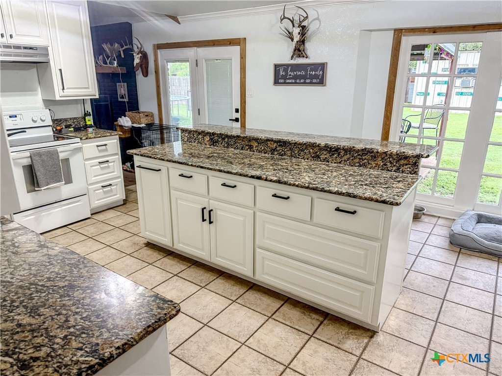 508 Straws Mill Road Gatesville, TX 76528 - Photo 7 of 26 a kitchen with granite countertop a stove a sink and a counter space