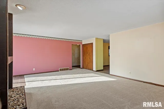 $199,900 | 2540 Delaware Drive, Springfield, IL 62702