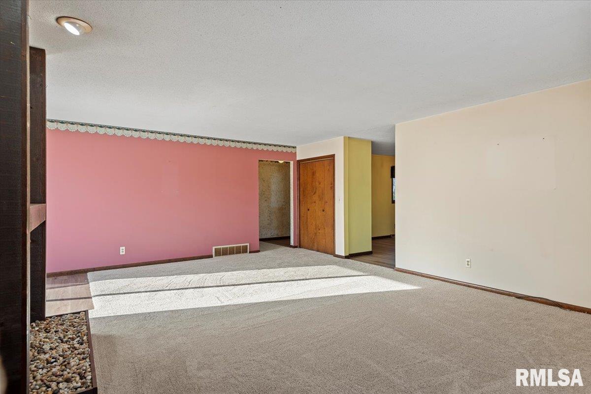 2540 Delaware Drive Springfield, IL 62702 - Photo 3 of 30 Gallery Image 3