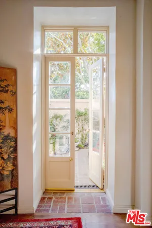 a view of an entryway of the house
