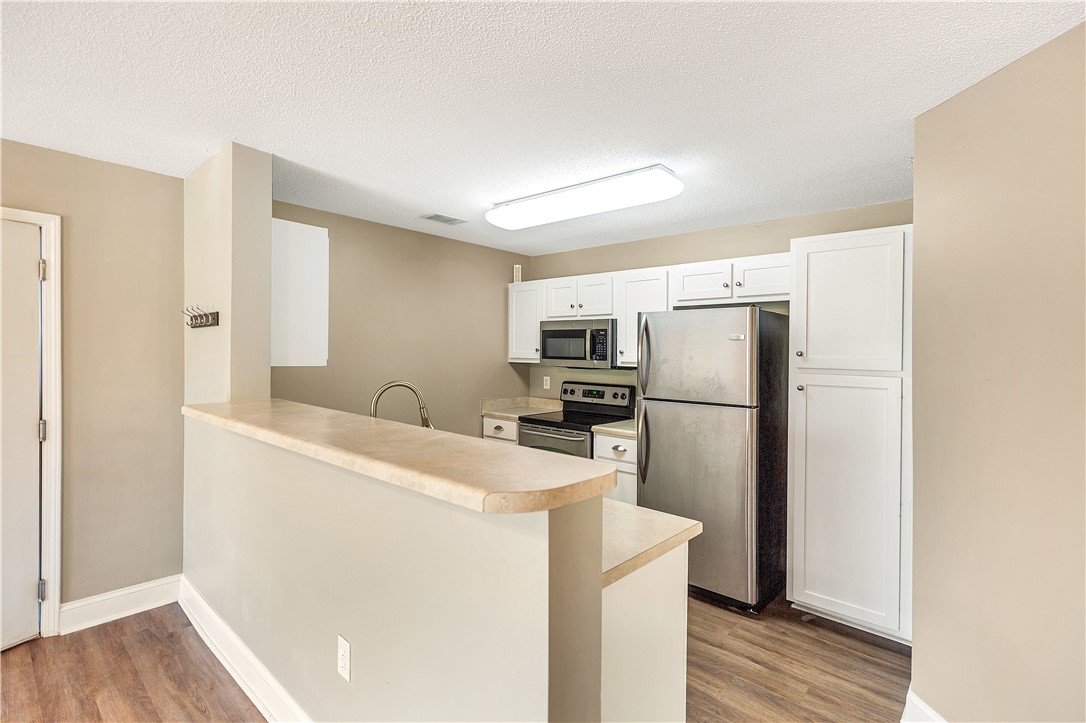 726 Lookover Drive Anderson, SC 29621 - Photo 17 of 32 This modern kitchen features stainless steel appliances and a convenient breakfast bar.