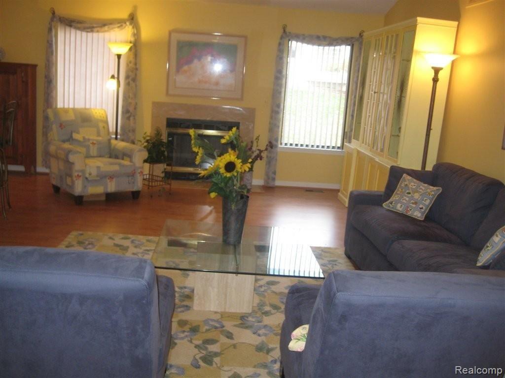 295 Arlington Drive Rochester, MI 48307 - Photo 2 of 20 Living Room