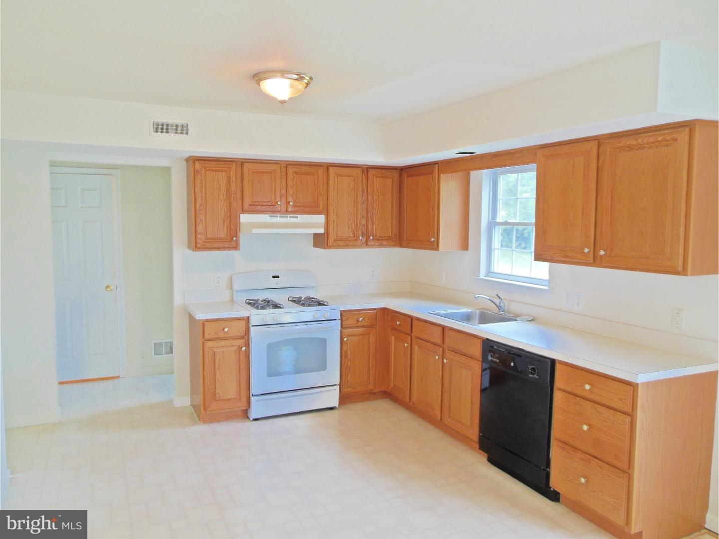378 Oneida Drive Sinking Spring, PA 19608 - Photo 2 of 12 Gallery Image 2