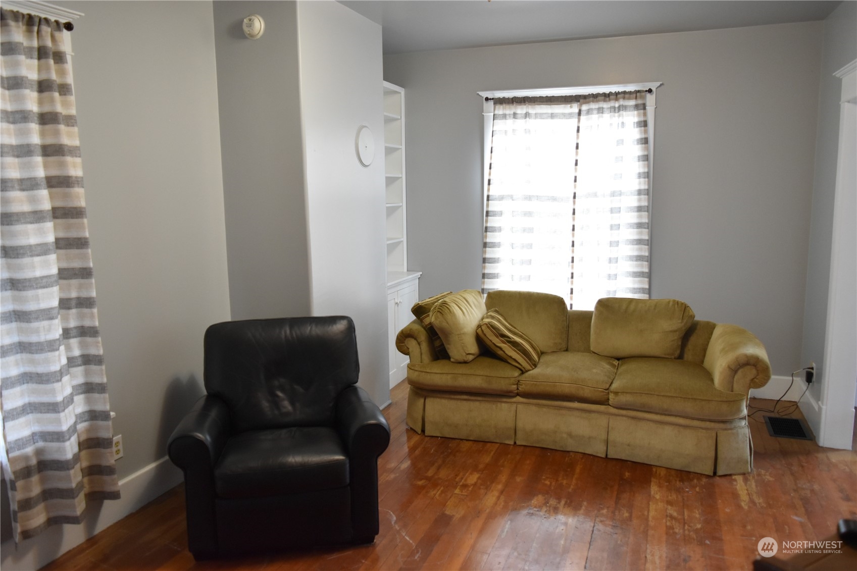 29 Klondike Road Republic, WA 99166 - Photo 6 of 24 a living room with furniture and a window