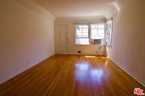 $2,400 | Reservoir Street, Los Angeles, CA 90026
