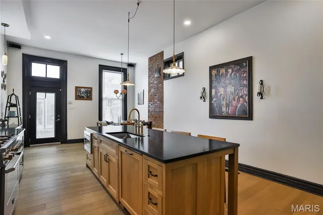 $785,000 | 910 Lami Street, St. Louis, MO 63104