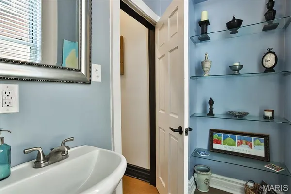$785,000 | 910 Lami Street, St. Louis, MO 63104