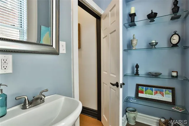 $785,000 | 910 Lami Street, St. Louis, MO 63104