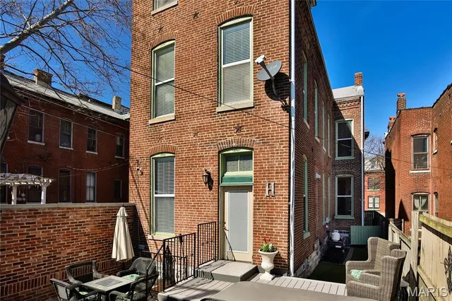 $785,000 | 910 Lami Street, St. Louis, MO 63104