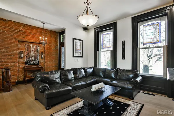 $785,000 | 910 Lami Street, St. Louis, MO 63104