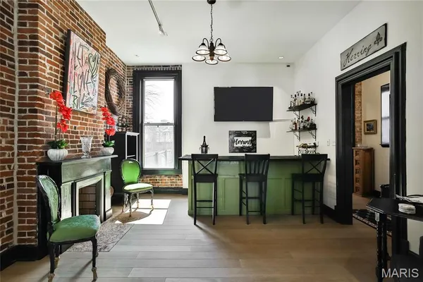 $785,000 | 910 Lami Street, St. Louis, MO 63104
