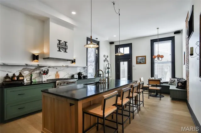 $785,000 | 910 Lami Street, St. Louis, MO 63104