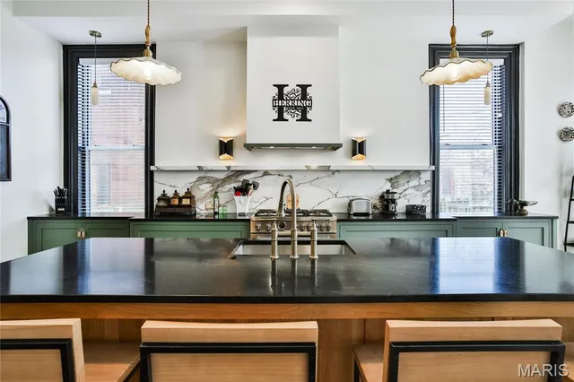 $785,000 | 910 Lami Street, St. Louis, MO 63104