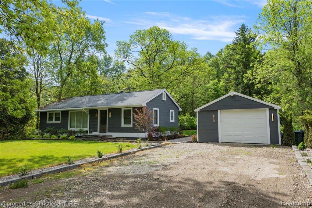 227 Rowe Road Milford, MI 48380 - Photo 3 of 23