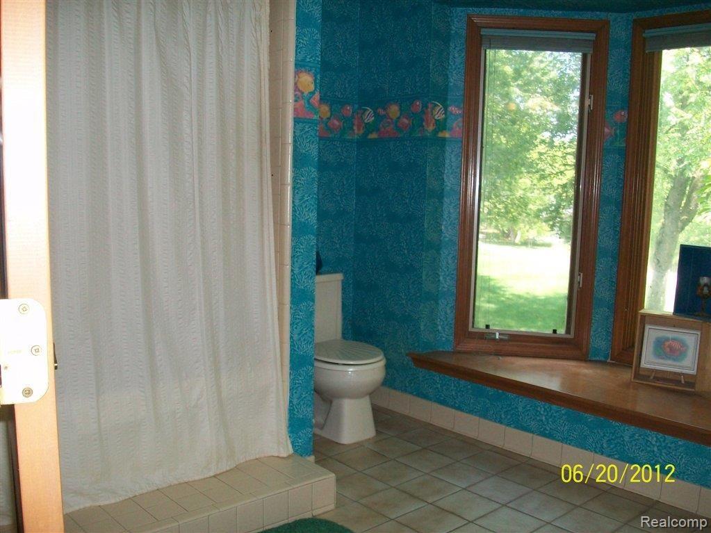 8161 Ranch Estates Road Clarkston, MI 48348 - Photo 7 of 16 Roomy Main Bath.jpg