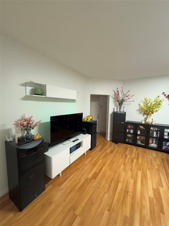 15200 Mandarin Crossing Pflugerville, TX 78660 - Photo 17 of 17 a living room with furniture and flowers