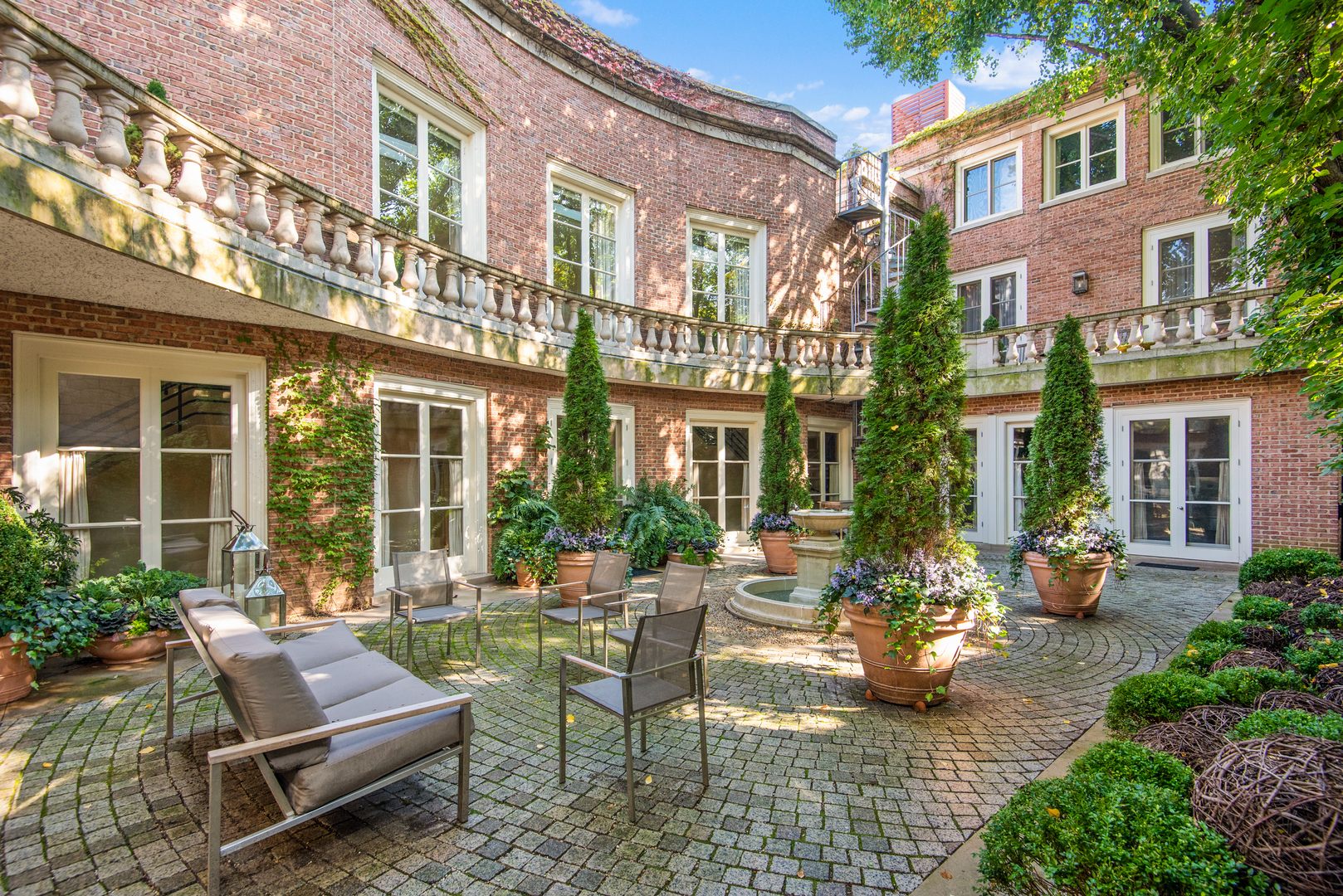 1939 North Howe Street Chicago, IL 60614 - Photo 20 of 54 a view of a building in the backyard