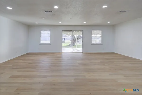 $319,900 | 1513 West Main Street, Little River-Academy, TX 76554