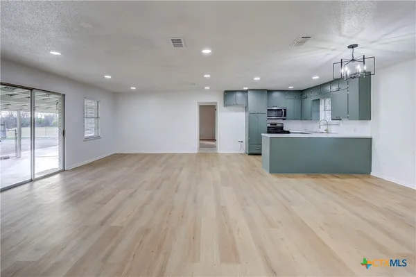 $319,900 | 1513 West Main Street, Little River-Academy, TX 76554
