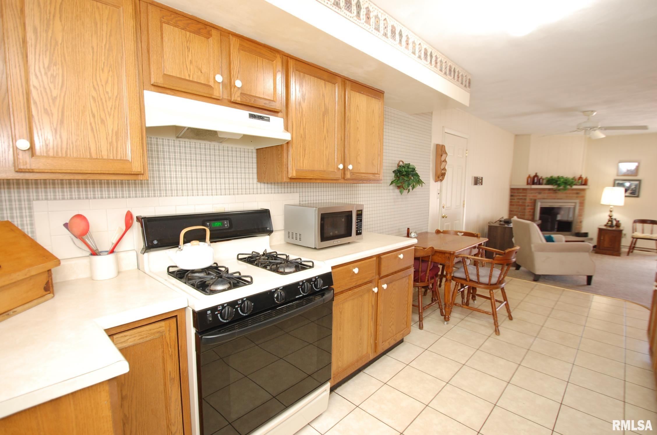 6803 North Camelot Road Peoria, IL 61615 - Photo 14 of 33 Gallery Image 14
