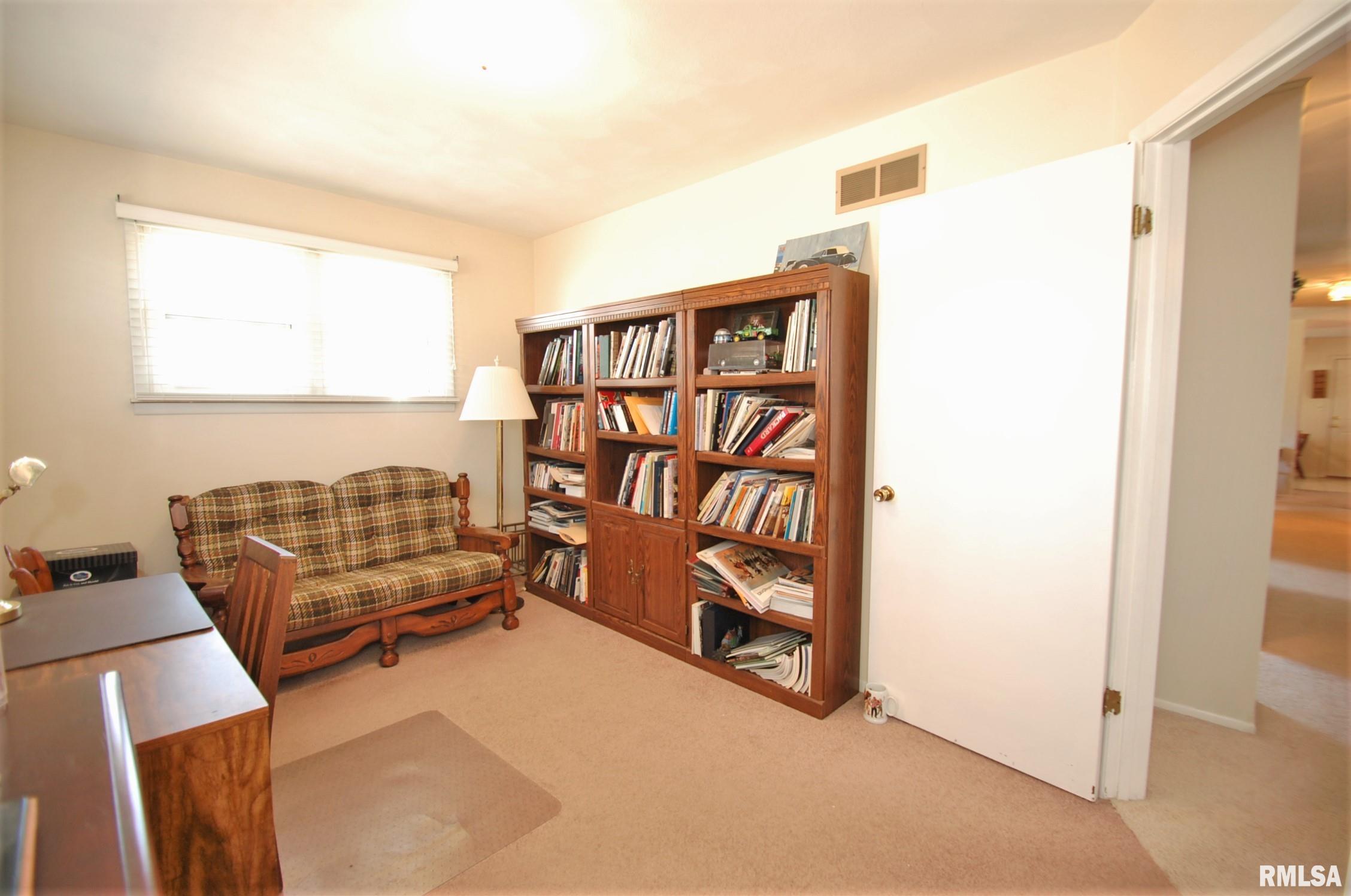6803 North Camelot Road Peoria, IL 61615 - Photo 26 of 33 Gallery Image 26