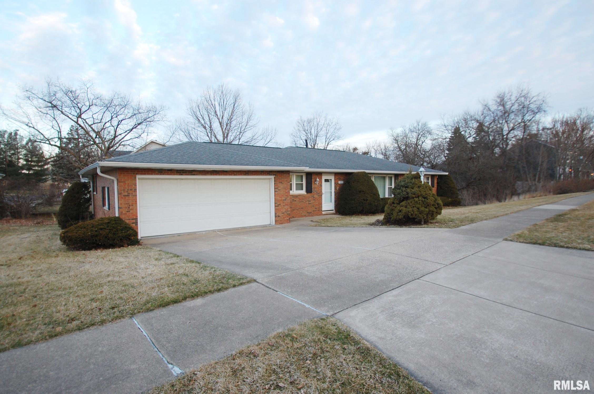 6803 North Camelot Road Peoria, IL 61615 - Photo 3 of 33 Gallery Image 3