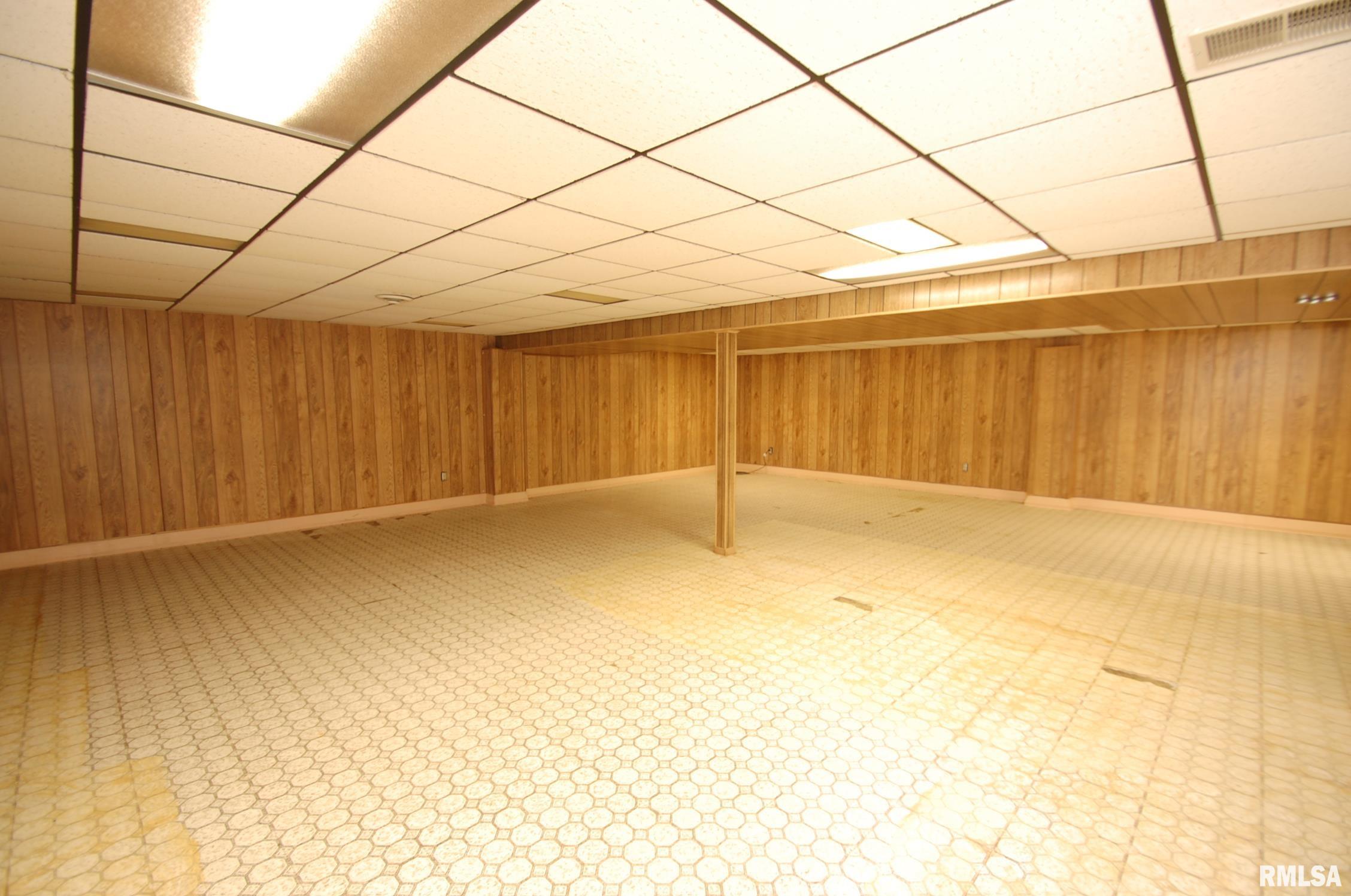 6803 North Camelot Road Peoria, IL 61615 - Photo 31 of 33 Gallery Image 31