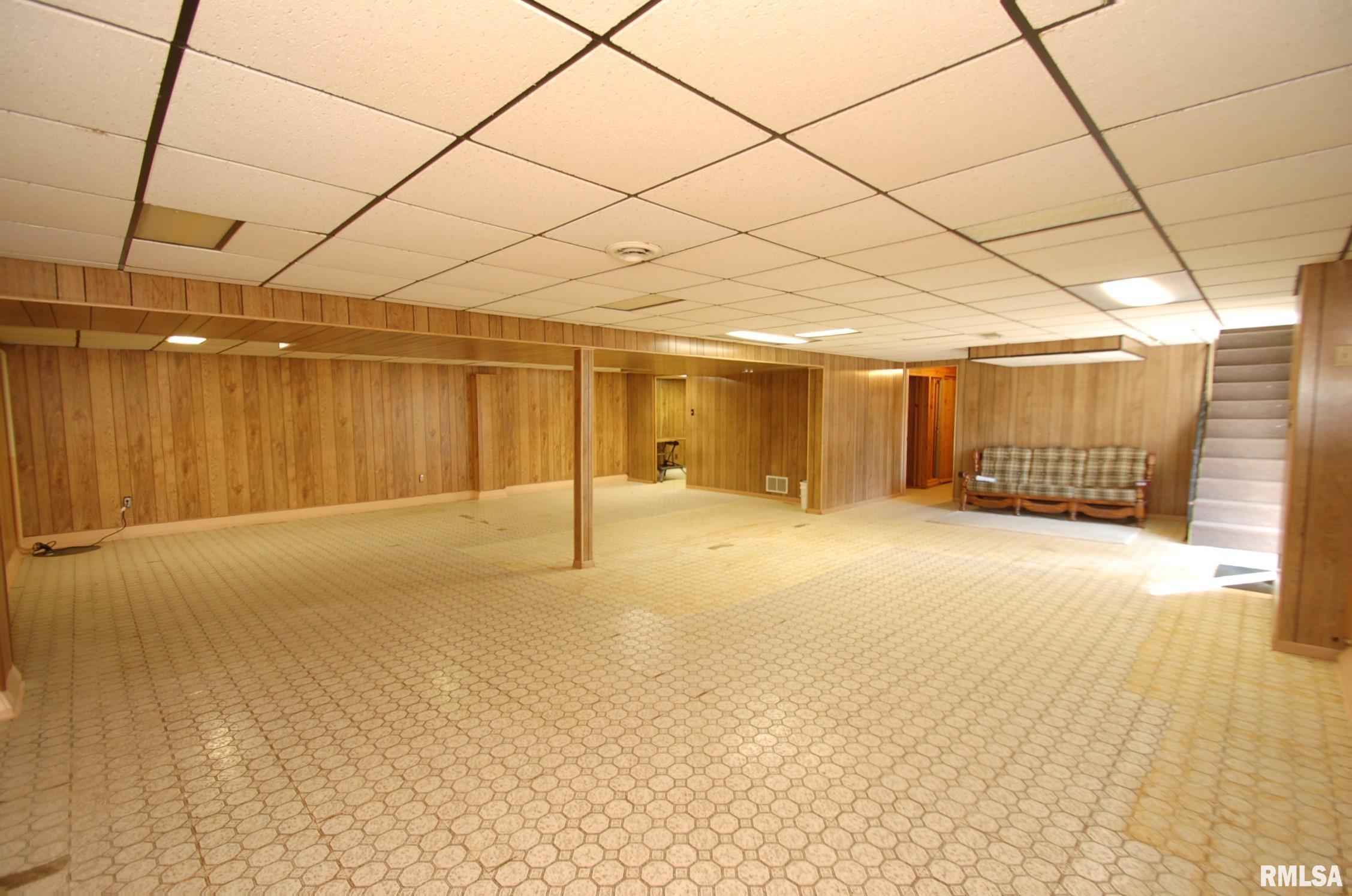 6803 North Camelot Road Peoria, IL 61615 - Photo 32 of 33 Gallery Image 32
