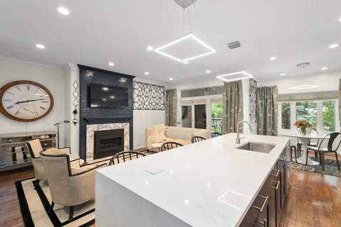 $325,000 | 10317 South Longwood Drive, Unit L2, Chicago, IL 60643