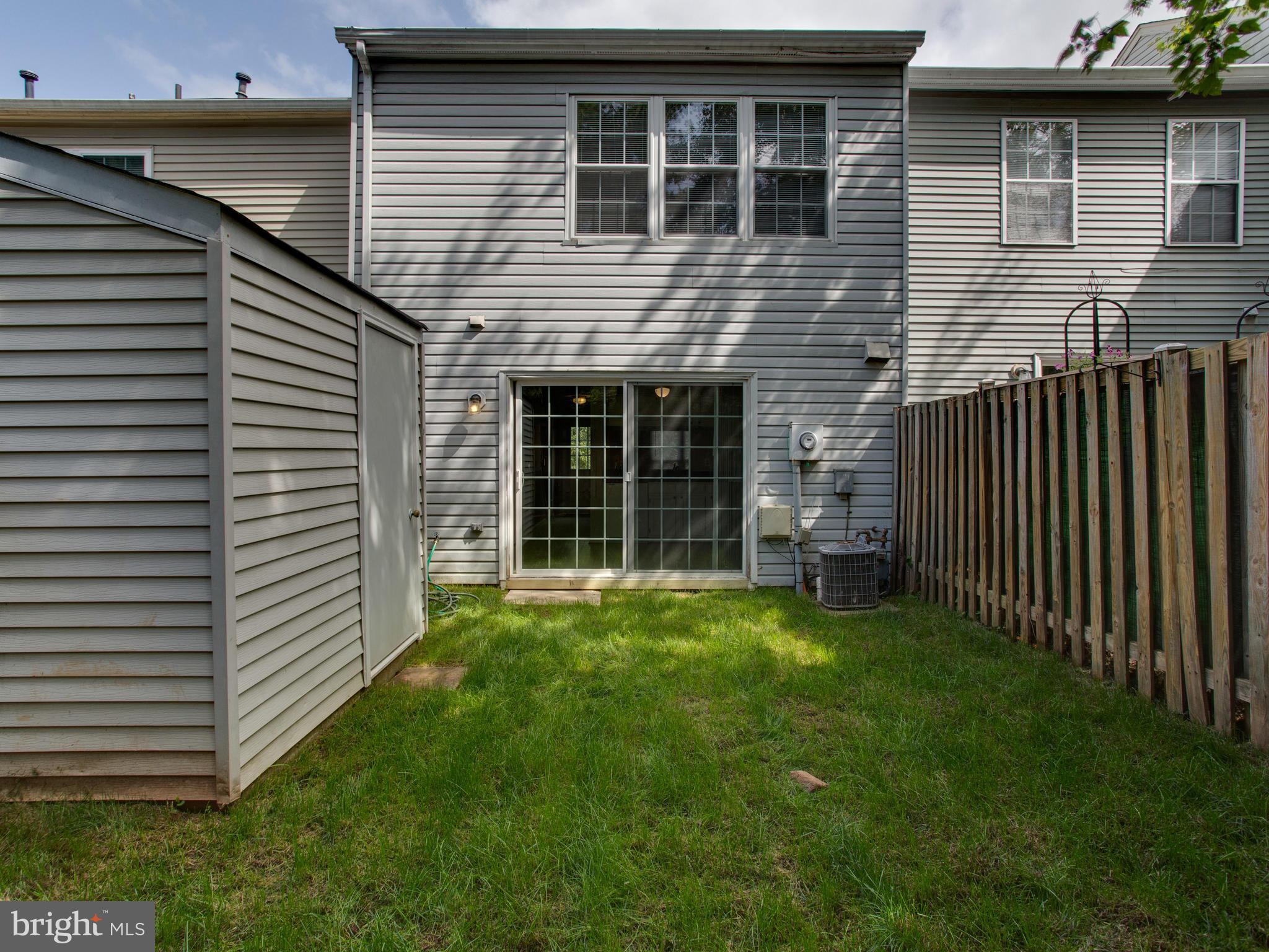 14775 Basingstoke Loop Centreville, VA 20120 - Photo 21 of 21 a backyard of a house with garden