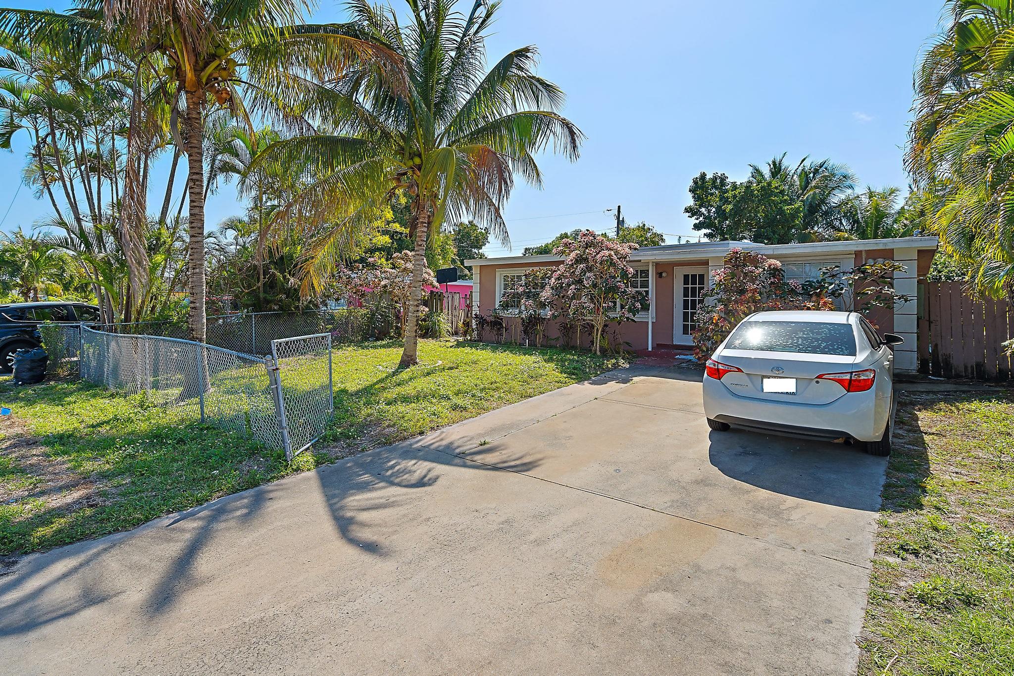 220 Mentone Road Boynton Beach, FL 33435 - Photo 3 of 14 Exterior