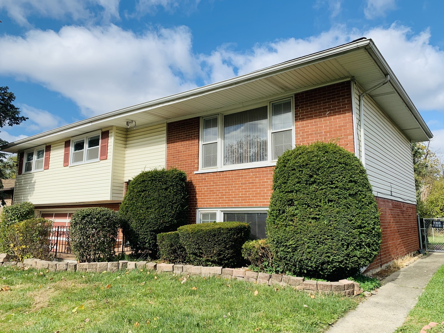 3620 148th Street Midlothian, IL 60445 - Photo 2 of 20 a front view of a house with a garden