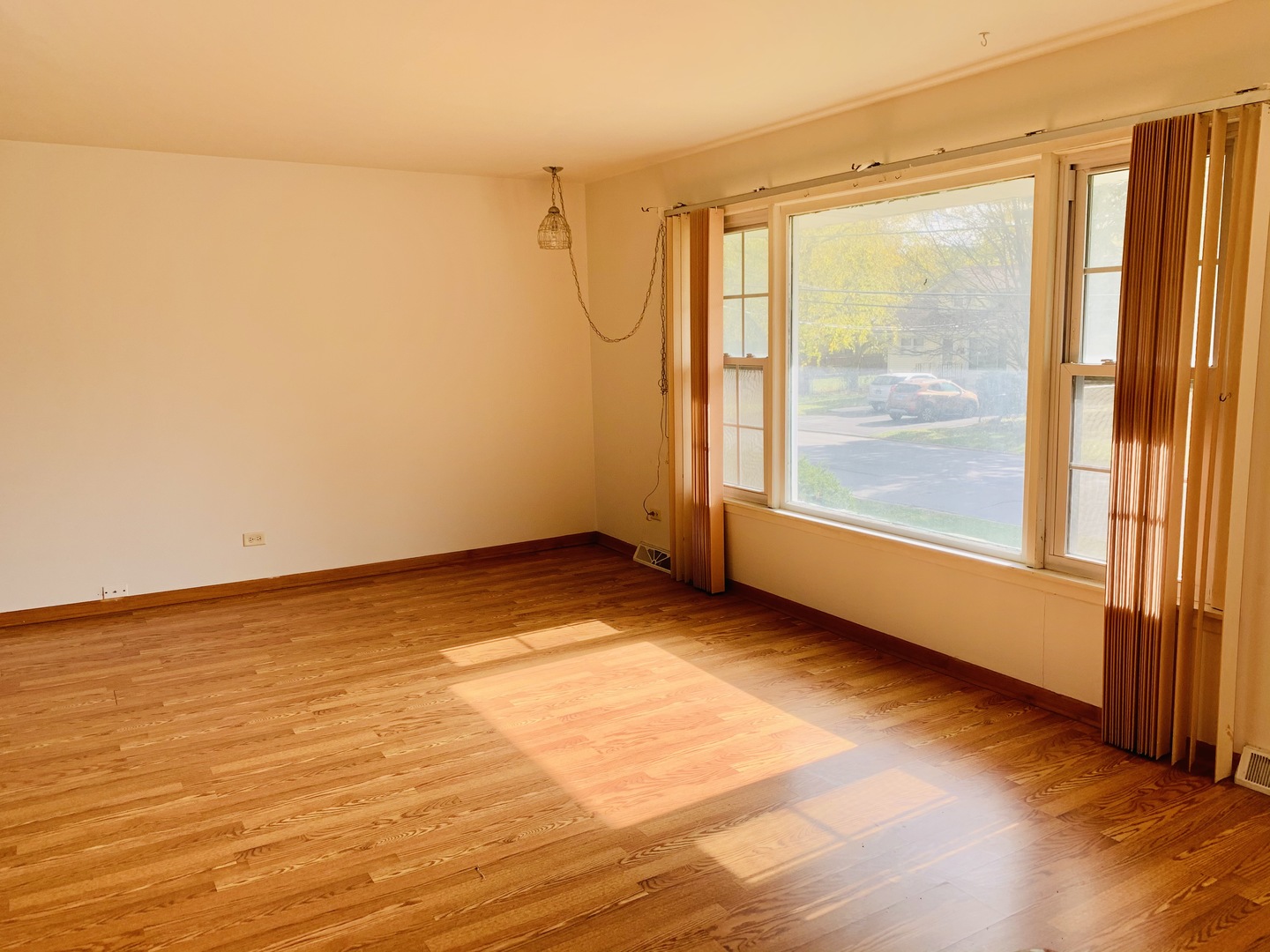3620 148th Street Midlothian, IL 60445 - Photo 4 of 20 a view of an empty room with a window