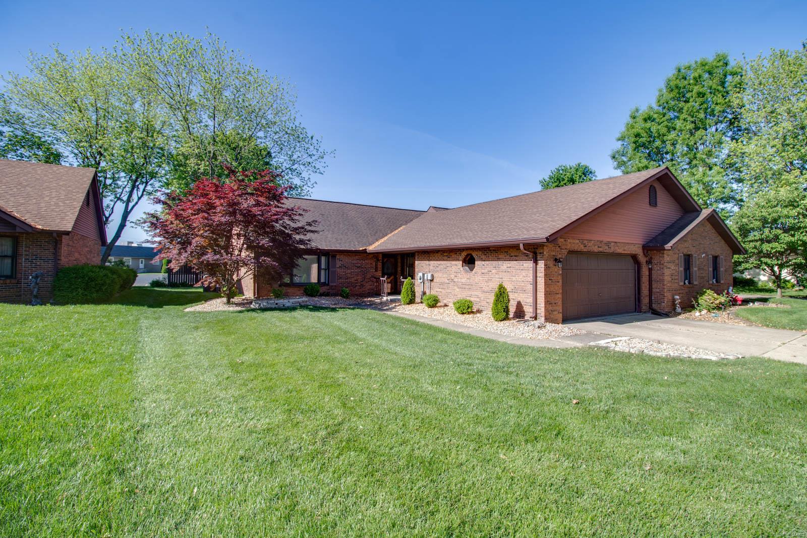 4523 Moonlight Way Alton, IL 62002 - Photo 1 of 27 Gallery Image 1