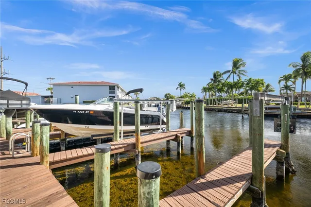 $285,000 | 4803 Southwest Santa Barbara Court, Unit 8, Cape Coral, FL 33914