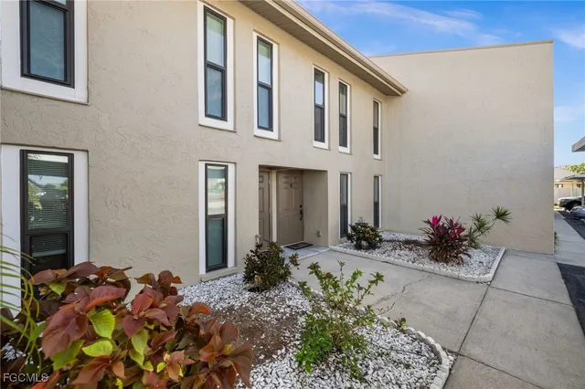 $285,000 | 4803 Southwest Santa Barbara Court, Unit 8, Cape Coral, FL 33914
