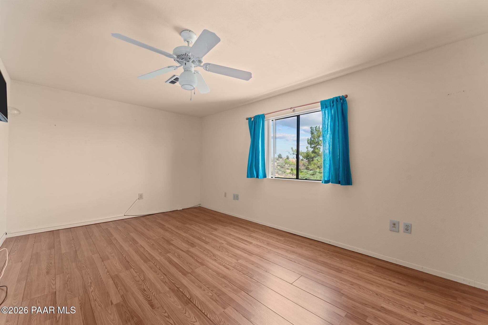 18112 Spoon Road Peeples Valley, AZ 86332 - Photo 15 of 30 Upstairs Bedroom 2