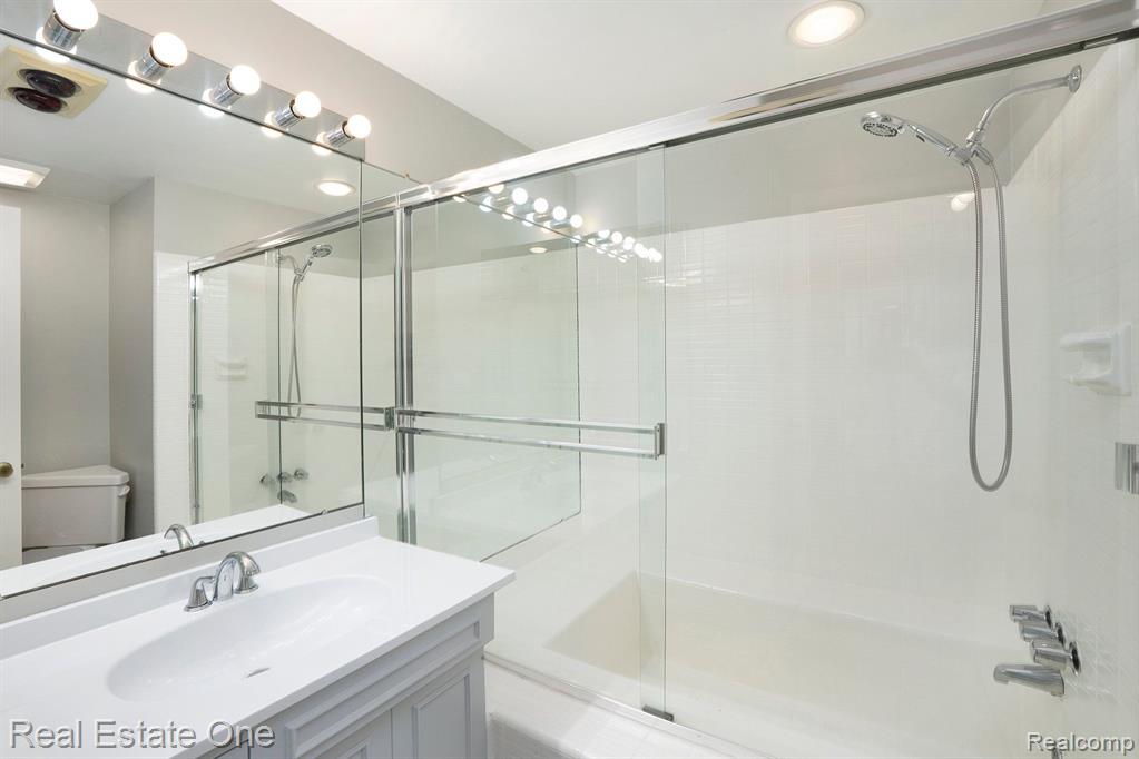 7363 Bridge Way West Bloomfield, MI 48322 - Photo 28 of 51 Gallery Image 28