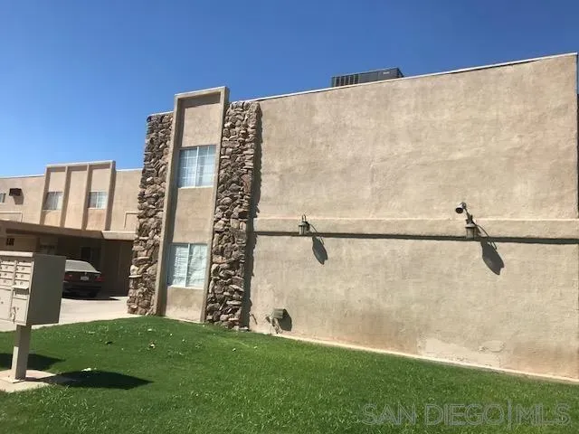 a view of a back yard