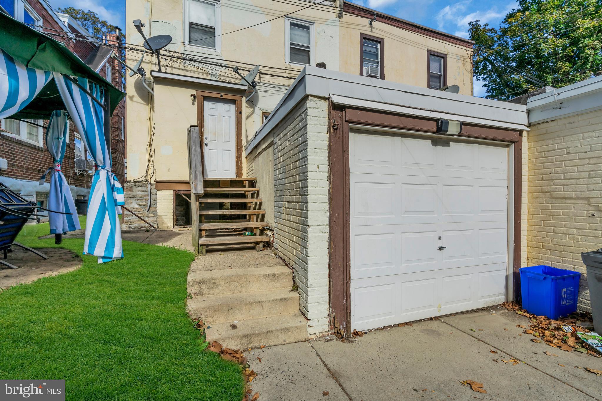 a view of a back yard of the house