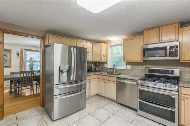 $329,000 | 6607 Northwest Quail Run Drive, Kansas City, MO 64152