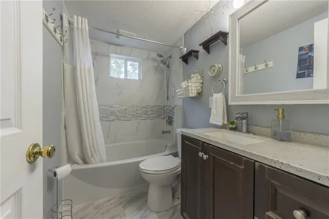 $329,000 | 6607 Northwest Quail Run Drive, Kansas City, MO 64152