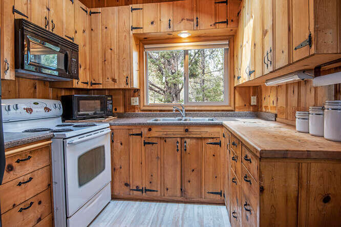 64145 Tyler Road Bend, OR 97703 - Photo 5 of 17 64145 Tyler Rd Bend OR 97701-small-007-0