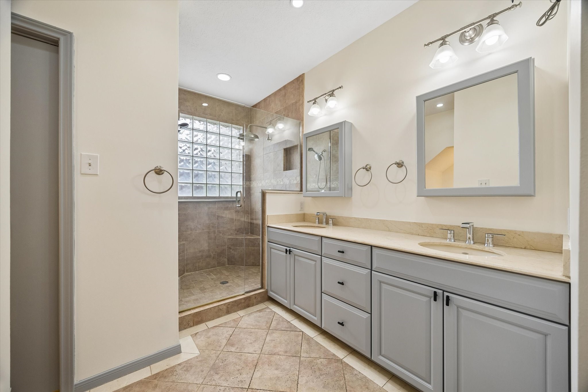 727 Bunker Hill Road, Unit 92 Houston, TX 77024 - Photo 16 of 50 ELEGANT MASTER BATH!
