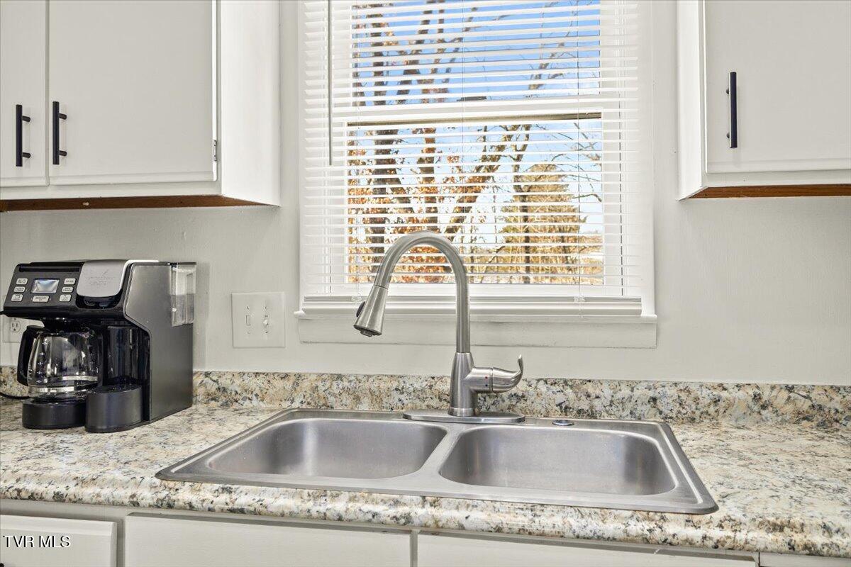 144 Zeb Grindstaff Road Elizabethton, TN 37643 - Photo 14 of 48 10-128A4070