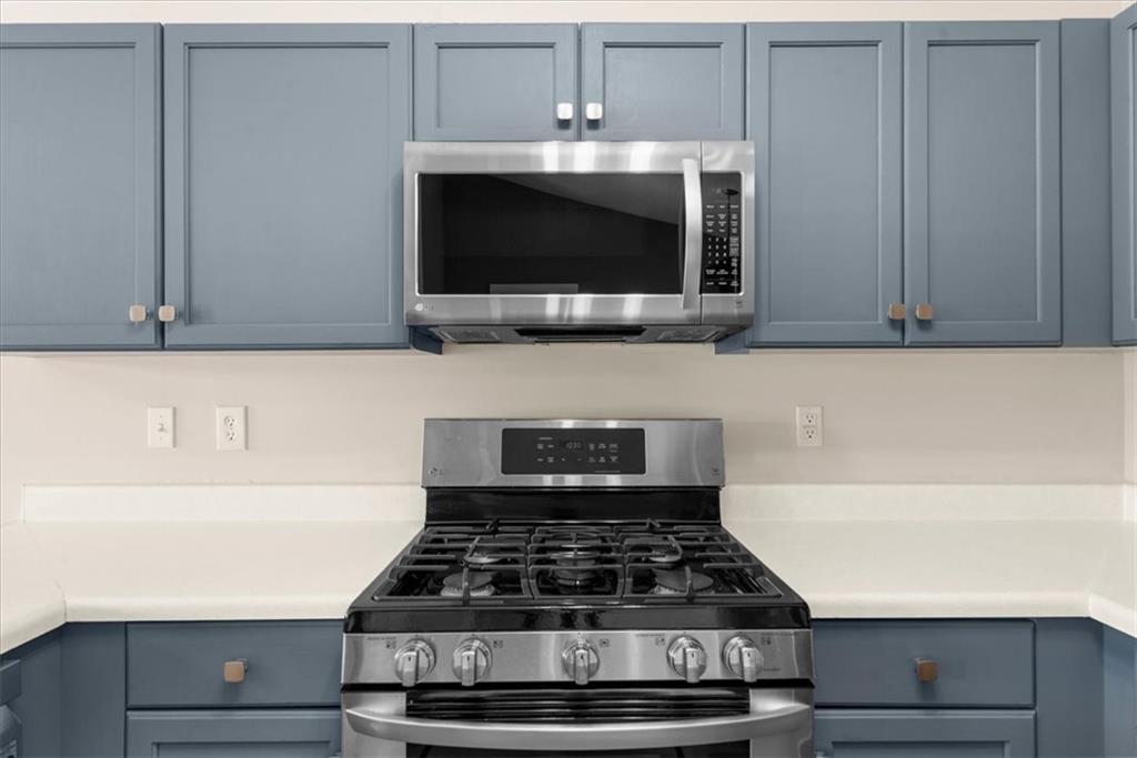 203 Bainbridge Way Dallas, GA 30132 - Photo 13 of 38 a kitchen with microwave stove and cabinets