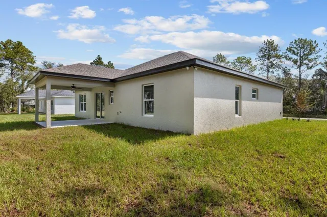 a view of a house with backyard and garden