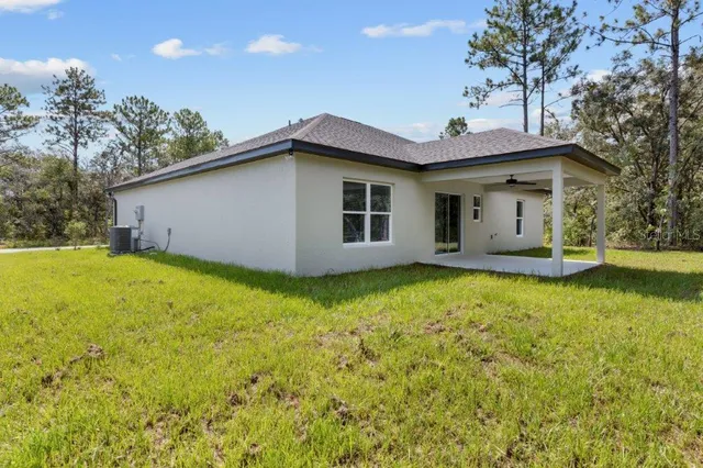 a view of a house with backyard and garden