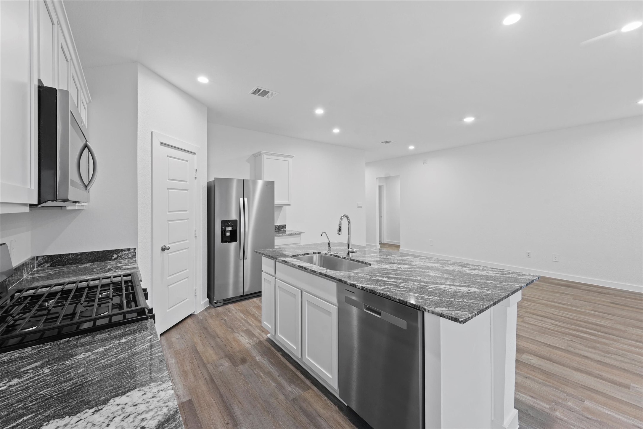 1115 Briscoe Court Rosharon, TX 77583 - Photo 7 of 16 a kitchen with stainless steel appliances granite countertop a sink stove and refrigerator