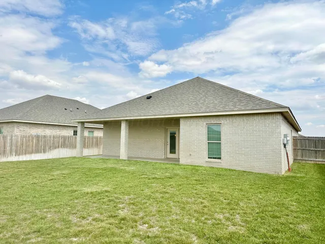 a front view of house with yard and garage